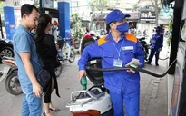 Xăng giảm giá sốc lần thứ 3: Giảm gần 1.500 đồng/lít, cước taxi vẫn "ngủ yên"