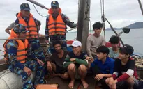 Cứu hộ thành công 8 thuyền viên và tàu cá Nghệ An gặp nạn trên biển
