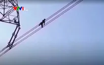 Ấn Độ: Cứu thoát người đàn ông đi trên dây điện để tự tử