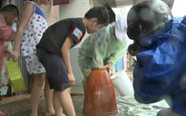 Đà Nẵng: Ngập nặng do mưa lớn, nhiều người dân... bắt cá giữa lòng thành phố