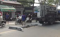 TP.HCM: Khung sắt nặng cả trăm kg văng khỏi xe, rơi trúng nữ sinh