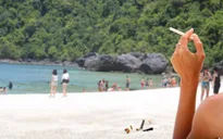 Thái Lan sẽ bỏ tù, phạt tiền du khách hút thuốc ở bãi biển