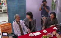 Phó Chủ tịch nước Đặng Thị Ngọc Thịnh tặng quà cho gia đình chính sách ở Trà Vinh