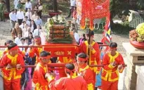 Dâng cúng bánh Tét Quốc tổ Hùng Vương dịp Tết cổ truyền