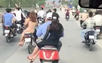 Nhiều người Hà Nội du xuân không đội mũ bảo hiểm