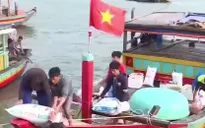 Hà Tĩnh: Những con tàu đầy ắp cá cập cảng ngày đầu năm mới