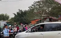 Ùn tắc giao thông đường vào phủ Tây Hồ ngày Tết