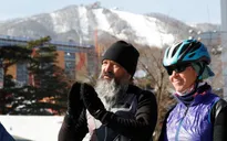 Bố mẹ đạp xe 1 năm từ Thụy Sĩ đến cổ vũ con thi đấu Olympic PyeongChang