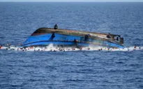 Lật tàu ở ngoài khơi Libya, gần trăm người có nguy cơ đuối nước
