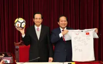 Đấu giá quả bóng và chiếc áo đấu đội tuyển U23 tặng Thủ tướng