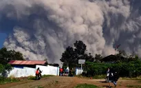 Indonesia nâng cảnh báo hàng không lên mức cao nhất sau khi núi lửa phun