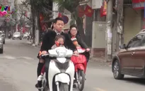 Nhiều người du xuân không đội mũ bảo hiểm