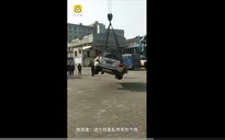Trung Quốc: Cẩu xe lên... nóc nhà vì đỗ trái quy định
