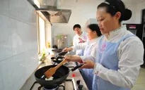 Trung Quốc: Bùng nổ dịch vụ giao đồ ăn tại nhà