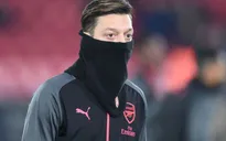 Ozil bị "bóc phốt" nói dối HLV Wenger để... đưa vợ đi chơi
