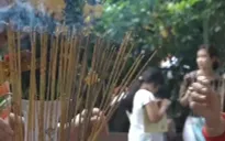 Bỏ tục đốt vàng mã: Người dân nói gì?
