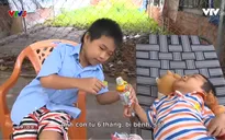 Điều ước thứ 7: Cậu bé 11 tuổi bán vé số giúp mẹ nuôi anh bại não