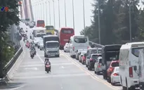 Liên tiếp xảy ra tai nạn, cầu Rạch Miễu ùn tắc nghiêm trọng