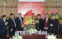 Đồng chí Tòng Thị Phóng thăm và chúc mừng các thầy thuốc Bệnh viện Phụ sản Trung ương