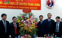 Đồng chí Võ Văn Thưởng chúc mừng thầy thuốc BV Y học cổ truyền TƯ