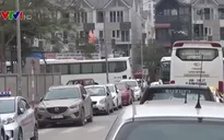 Hà Nội xuất hiện nhiều bãi đỗ xe tự phát, lấn chiếm lòng đường