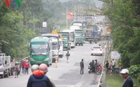 Xe ben cán nát xe máy, một người chết thảm