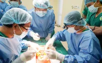Thực hiện thành công ca ghép thận từ người mẹ cho con trai