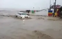 Lũ quét cuốn trôi xe hơi, nhà cửa ở Argentina