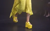 Dép đi mưa giá 19 triệu đồng của Balenciaga cháy hàng