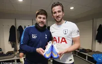 Đồng đội chúc mừng thành tích của Harry Kane