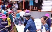 Cấp phát gạo cho các hộ nghèo đón Tết
