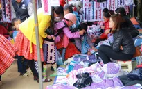 Bán hàng Tết cho đồng bào miền núi bằng xe lưu động