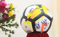 Bán đấu giá áo và bóng đá do đội tuyển U23 tặng Thủ tướng