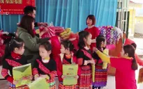 Mang Tết đến sớm với học sinh vùng khó khăn tỉnh Hòa Bình