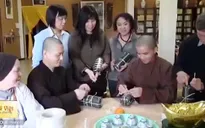 Phật tử chùa Trúc Lâm tại Pháp gói bánh chưng đón Tết