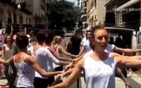 Vũ công ballet tại Argentina biểu tình