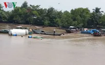 Trục vớt sà lan chìm trên kênh Chợ Gạo