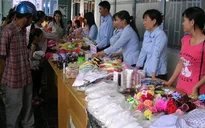 Niềm vui của công nhân nghèo từ phiên chợ Xuân 10.000 đồng