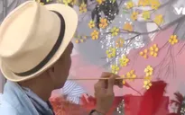 Xuất hiện trào lưu vẽ tranh Tết trên kính tại Cần Thơ