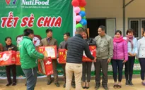 Mang Tết về với các hộ gia đình vùng lũ xã Giáp Đắt