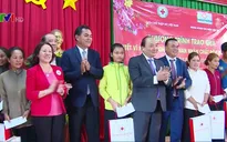 Thủ tướng thăm, tặng quà Tết cho người dân, công nhân nghèo tỉnh Đăk Lăk