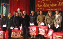 Đồng chí Trần Quốc Vượng chúc Tết nhân dân vùng bị thiên tai ở Yên Bái
