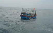 Vùng 3 Hải quân cứu nạn tàu cá ĐNa 90305TS trôi dạt trên biển