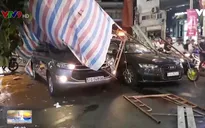Giàn giáo đổ sập đè 2 xe ô tô, nhiều người thoát chết