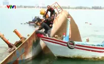 Trục vớt tàu hàng chìm tại Quy Nhơn trong bão số 12