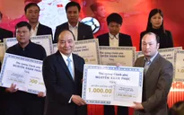 Thủ tướng trao 20 tỷ đồng từ đấu giá bóng, áo của đội U23 cho huyện nghèo