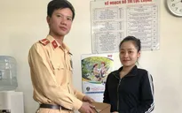 CSGT Hà Nội trả lại tiền và giấy tờ tận tay người đánh rơi