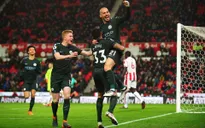 David Silva lập cú đúp, Man City chạm một tay vào chức vô địch