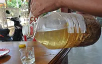 Bé trai 2 tuổi rơi vào hôn mê sau khi uống 200ml rượu
