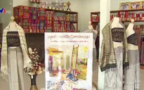 Tạo màu lụa từ hoa súng - công đoạn đặc biệt của nghề dệt tại Thái Lan